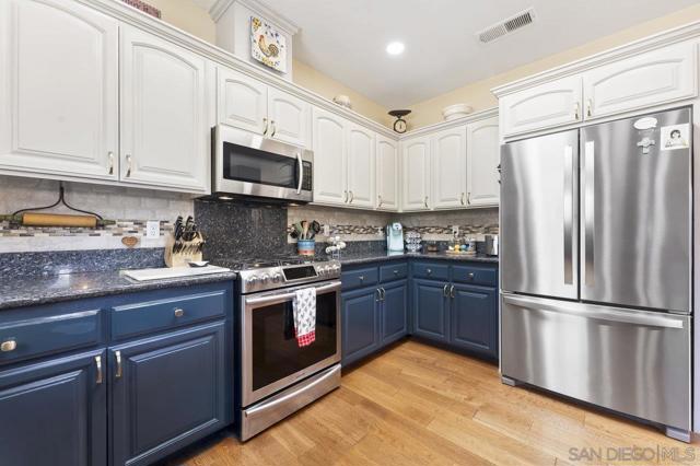 2216 Crest Dr, El Cajon CA: https://media.crmls.org/mediaz/8c05ab5c-23e0-4759-a5dd-343c6792ddb4.jpg