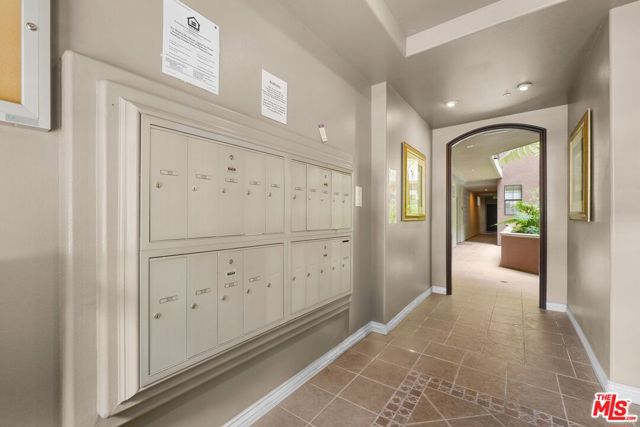 10275 Missouri Avenue, Los Angeles CA: https://media.crmls.org/mediaz/8c05ef29-68c8-4b68-9343-0ac75daddada.jpg