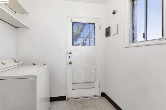 1427 65Th Ave, Oakland CA: https://media.crmls.org/mediaz/8c0639db-ddb2-436c-be02-cced071efcd1.jpg