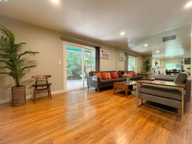 148 Ascot Ct, Moraga CA: https://media.crmls.org/mediaz/8c06ad73-9721-48a3-b87e-ca6ead47b649.jpg