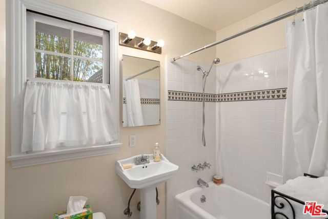 444 Loring Avenue, Los Angeles CA: https://media.crmls.org/mediaz/8c06b7fb-deb8-4d15-b5b6-77666678b1e4.jpg