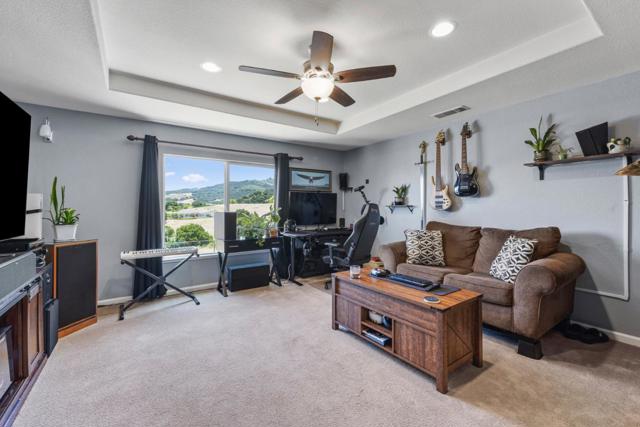 531 Via Vaquero Sur, San Juan Bautista CA: https://media.crmls.org/mediaz/8c06c749-406e-4d38-9c0b-64adc3017068.jpg