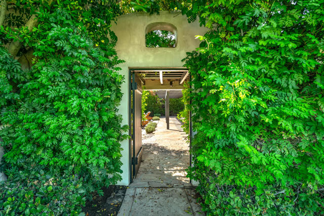 839 N Avenida Olivos, Palm Springs CA: https://media.crmls.org/mediaz/8c075662-9b3d-4d0d-85ca-63accda2a1bb.jpg