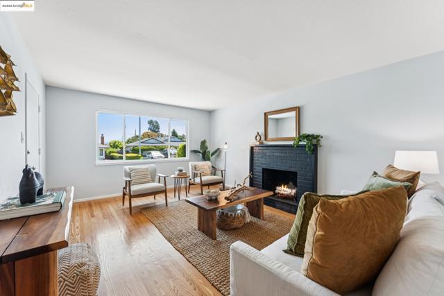 3129 Deseret Dr, Richmond CA: https://media.crmls.org/mediaz/8c09d400-e91e-4093-bf32-5800fd770a9a.jpg