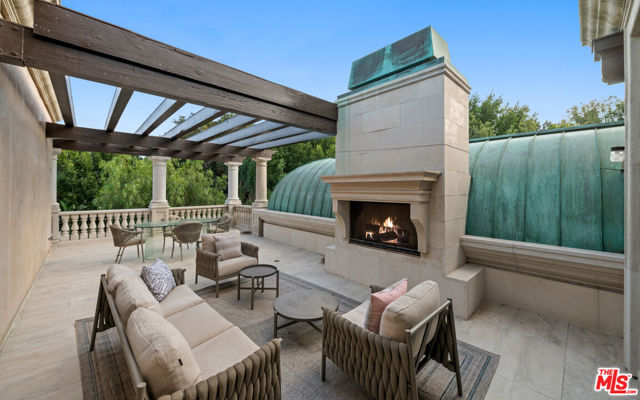 1021 N Crescent Drive, Beverly Hills CA: https://media.crmls.org/mediaz/8c0b3018-3707-42cc-8cb6-482fc14cbd70.jpg