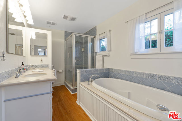 41 Vicente Terrace, Santa Monica CA: https://media.crmls.org/mediaz/8c0b8563-c1c5-408d-8f58-7a2604cb287c.jpg