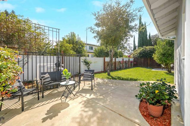 1662 Dorchester Pl, Concord CA: https://media.crmls.org/mediaz/8c0b90dc-cd02-4adc-b330-e541f4e41dff.jpg