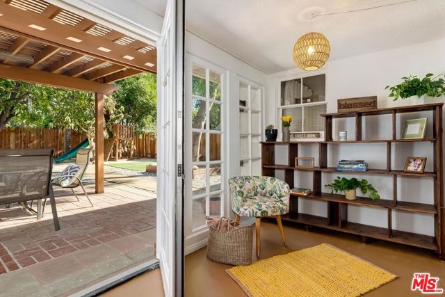 7236 Encino Avenue, Van Nuys CA: https://media.crmls.org/mediaz/8c0baa1c-40e4-4fe5-a279-a41c9bd2963c.jpg