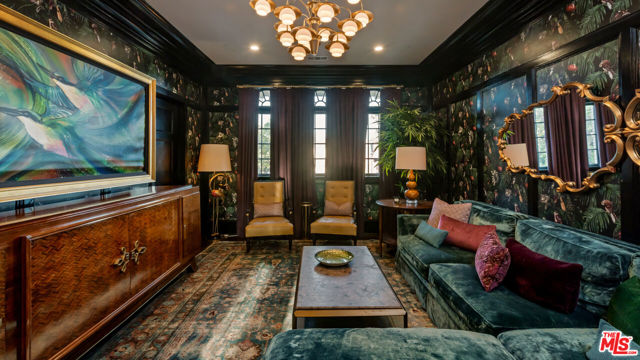 601 S Windsor Boulevard, Los Angeles CA: https://media.crmls.org/mediaz/8c0cd9fd-1b80-48ba-b834-be0d6fc0a14d.jpg