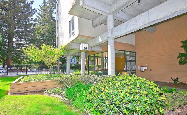 320 N Civic Dr, Walnut Creek CA: https://media.crmls.org/mediaz/8c0cdb5b-16e8-4996-9b4a-118c0e83f767.jpg