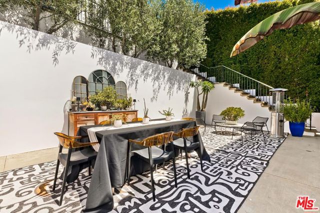 2420 Chislehurst Drive, Los Angeles CA: https://media.crmls.org/mediaz/8c0d2810-960e-4339-971c-e775c091a93c.jpg