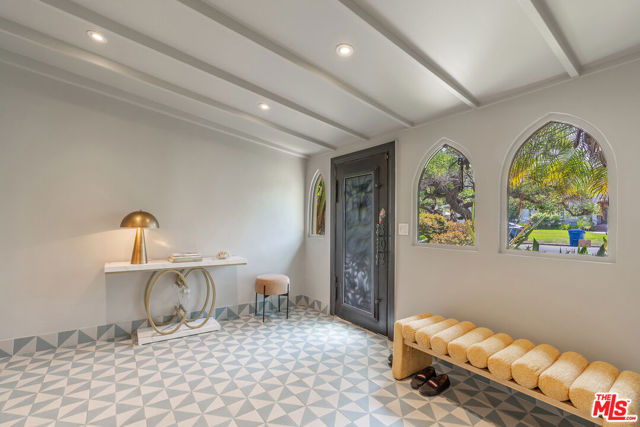 809 S Muirfield Road, Los Angeles CA: https://media.crmls.org/mediaz/8c0d9bf4-a3e5-42c7-95cb-3ec67dcd9b97.jpg