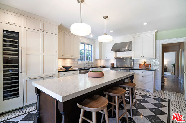 503 N Plymouth Boulevard, Los Angeles CA: https://media.crmls.org/mediaz/8c0e0f2b-932e-47a3-8e66-0dd0cd6f6fe4.jpg