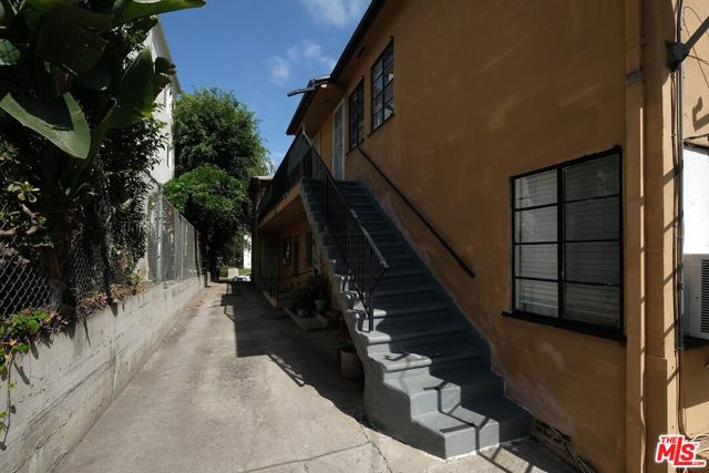 854 1/2 S Plymouth Boulevard, Los Angeles CA: https://media.crmls.org/mediaz/8c0fa507-6228-4f02-848a-e7ea107d0000.jpg