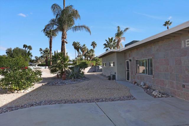 1617 E Paseo El Mirador, Palm Springs CA: https://media.crmls.org/mediaz/8c11f4eb-2c32-46a1-b74f-cf5d5a5411a2.jpg