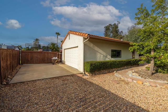 23540 Oriente Way, Ramona CA: https://media.crmls.org/mediaz/8c11f55e-1771-4ed0-8606-70a15f3fa0c6.jpg