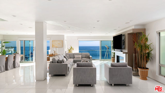 26050 Pacific Coast Highway, Malibu CA: https://media.crmls.org/mediaz/8c12620b-58f5-483a-a5ec-71fc7f3b8dfa.jpg