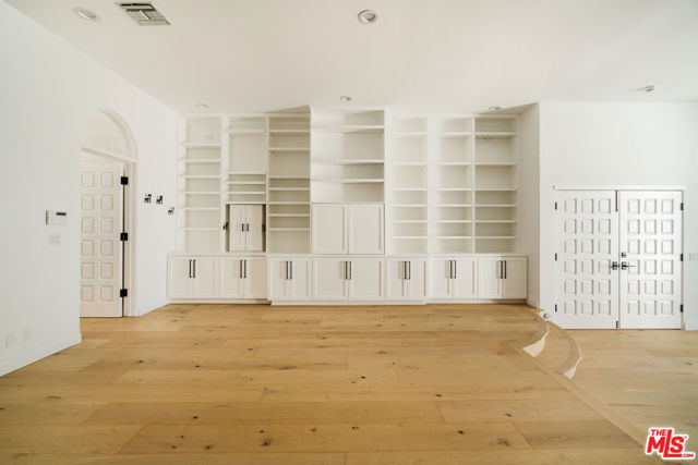 609 21st Place, Santa Monica CA: https://media.crmls.org/mediaz/8c12e69b-03b9-4b8c-b125-6df09d208d83.jpg