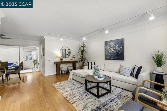 1833 Skycrest Dr, Walnut Creek CA: https://media.crmls.org/mediaz/8c140e71-6fa1-438c-9778-e92ddb588e7f.jpg