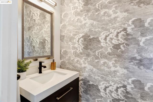 6330 Swainland Rd, Oakland CA: https://media.crmls.org/mediaz/8c164a62-a34d-4130-827d-6ba9b44b0968.jpg