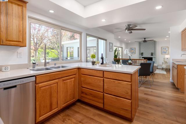 310 Trestle Glen Ct, Walnut Creek CA: https://media.crmls.org/mediaz/8c166343-049b-44be-b813-1d9e1d1c6abc.jpg