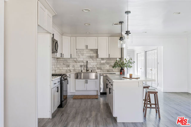 3921 S Victoria Avenue, Los Angeles CA: https://media.crmls.org/mediaz/8c1672d5-1f16-4f46-8e41-2a2b3f5c6f68.jpg