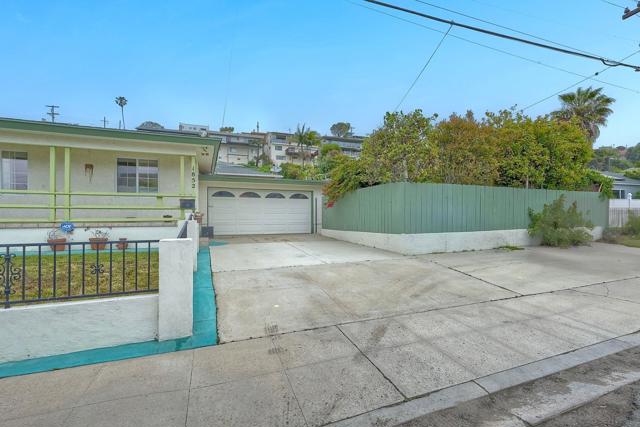 1852 Locust St, San Diego CA: https://media.crmls.org/mediaz/8c189e0d-01c8-4eaf-8f73-a78d3b56bb7e.jpg