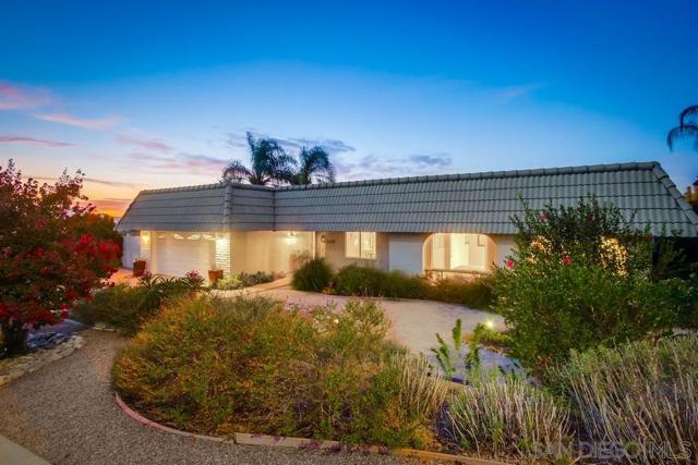 2052 Flying Hills Lane, El Cajon CA: https://media.crmls.org/mediaz/8c195eda-84f9-4b24-94e9-607bc5bd5859.jpg
