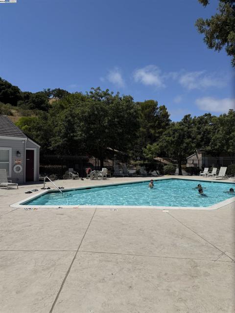 132 Crosswind Court, Hercules CA: https://media.crmls.org/mediaz/8c19821c-9ce7-4842-9641-9eb7dfcfb6c6.jpg