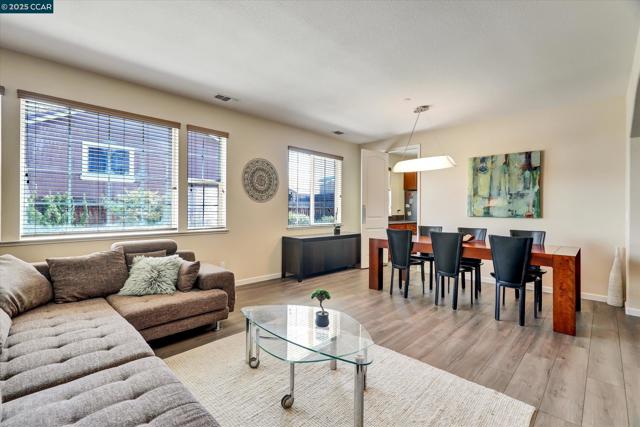 4007 Oak Knoll St, Antioch CA: https://media.crmls.org/mediaz/8c19b148-1729-4e0a-b40d-a9bc897dfb59.jpg