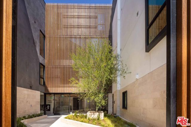 724 N Croft Avenue, Los Angeles CA: https://media.crmls.org/mediaz/8c19b5f6-fed3-403d-a445-5686ac8abe51.jpg