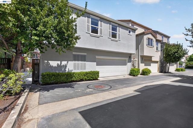 5880 Hillbrook Pl, Dublin CA: https://media.crmls.org/mediaz/8c19fe57-dcb8-4422-8a60-1f25dab7418d.jpg