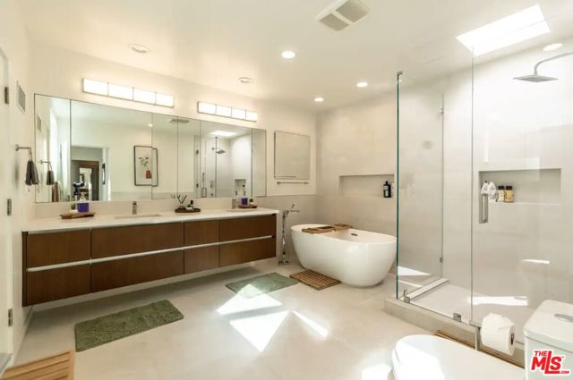 21349 Rambla Vista, Malibu CA: https://media.crmls.org/mediaz/8c1a2d85-d6bf-4b66-8210-b084b87ef249.jpg