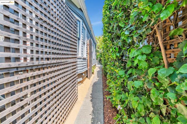 6108 Hillegass Ave, Oakland CA: https://media.crmls.org/mediaz/8c1aa965-39e5-431b-80df-6c7ece82e70a.jpg