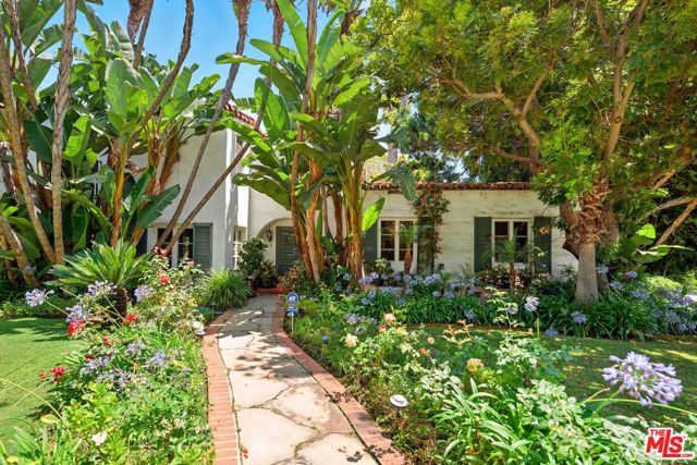 602 N Crescent Drive, Beverly Hills CA: https://media.crmls.org/mediaz/8c1b6d07-e2e5-4503-8856-5cf32bc0b6e5.jpg