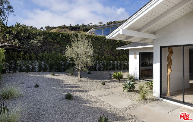 20374 Seaboard Road, Malibu CA: https://media.crmls.org/mediaz/8c1c605f-7526-45d8-8ead-dbdb26c5b5c0.jpg