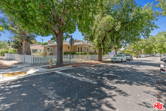 4823 Topanga Canyon Boulevard, Woodland Hills CA: https://media.crmls.org/mediaz/8c1caaa0-2aa7-4883-b32b-6a9175f9dcb5.jpg