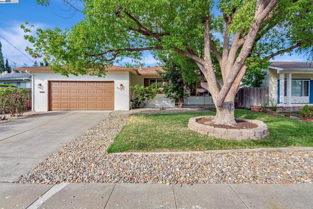 6976 Allegheny Dr, Dublin CA: https://media.crmls.org/mediaz/8c1e4f00-faa9-44c2-b21c-440497b67dd5.jpg