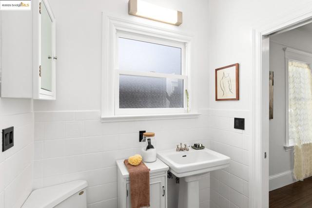 824 Arlington Avenue, Oakland CA: https://media.crmls.org/mediaz/8c1eb9fc-0b65-4ccc-a18e-51cbea964c11.jpg