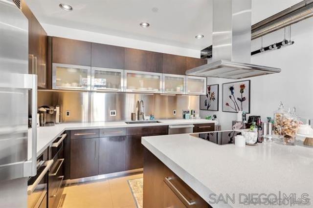 877 Island Ave, San Diego CA: https://media.crmls.org/mediaz/8c20340f-7fd9-44a2-a4b8-fce3481c4f3a.jpg