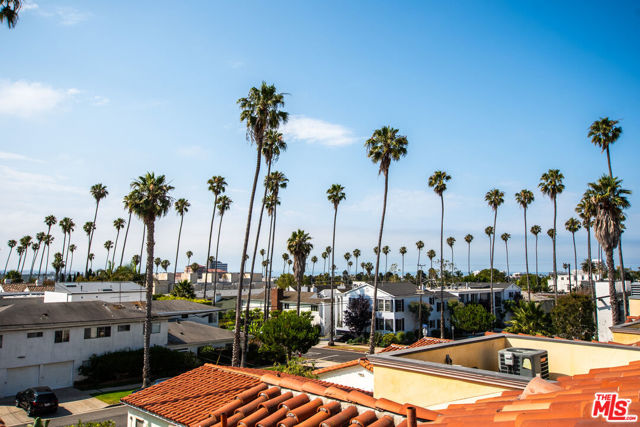 851 19th Street, Santa Monica CA: https://media.crmls.org/mediaz/8c20fbf0-8576-4fb9-8672-6783c6bfc0ca.jpg