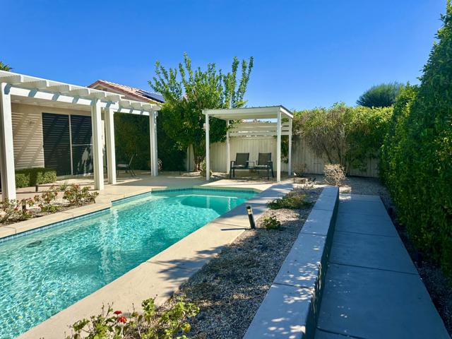 74 POOL SITTING AREA