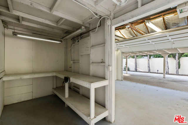 7225 Forbes Avenue, Lake Balboa CA: https://media.crmls.org/mediaz/8c210d6f-41d3-4c59-89ff-79e5981d728e.jpg