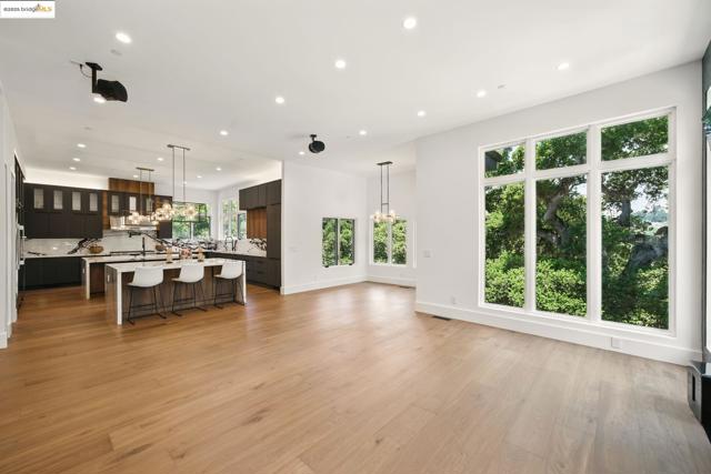 13462 Campus drive, Oakland CA: https://media.crmls.org/mediaz/8c212e91-220f-4cff-a5b7-b37e70017876.jpg