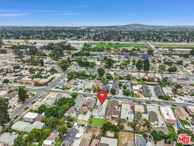 2463 Easy Avenue, Long Beach CA: https://media.crmls.org/mediaz/8c2165bf-3468-455a-ba73-6bea13cec90c.jpg