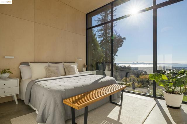 1136 Keith Ave, Berkeley CA: https://media.crmls.org/mediaz/8c22c1de-781b-4832-a242-d985366c13c7.jpg