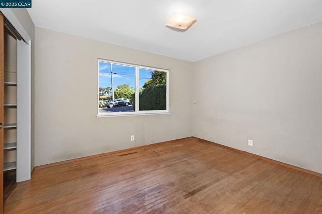 5 Dickenson Dr, Moraga CA: https://media.crmls.org/mediaz/8c22ff87-9961-4e3c-ada1-7d65e81d0d94.jpg