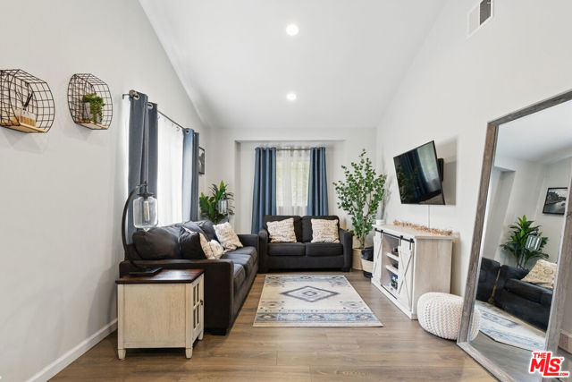 1209 Forest Street, Inglewood CA: https://media.crmls.org/mediaz/8c23def6-49c0-4211-9f5b-27b032ce6cc0.jpg