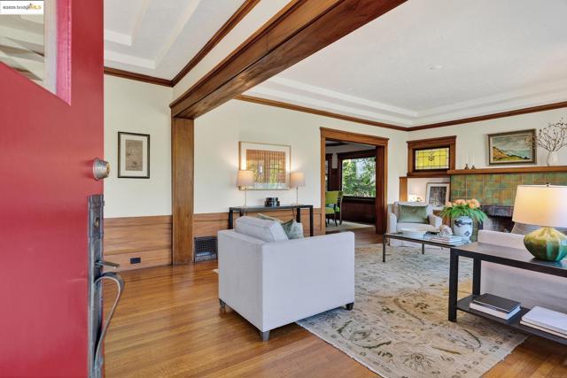 541 Boulevard Way, Piedmont CA: https://media.crmls.org/mediaz/8c243681-cfec-4445-880e-2a04a6ade537.jpg
