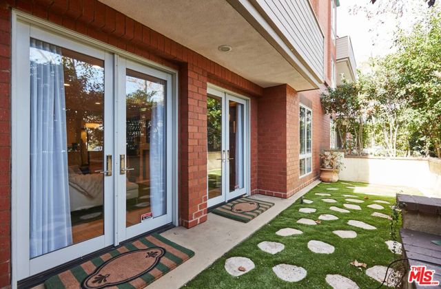 121 N Almont Drive, Beverly Hills CA: https://media.crmls.org/mediaz/8c2459d3-de03-4adc-a8d6-e861c540fa57.jpg